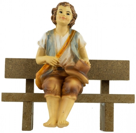 Handbemalte Krippenfigur Junge sitzend inkl. Bank, ca. 9 cm, K 001-28
